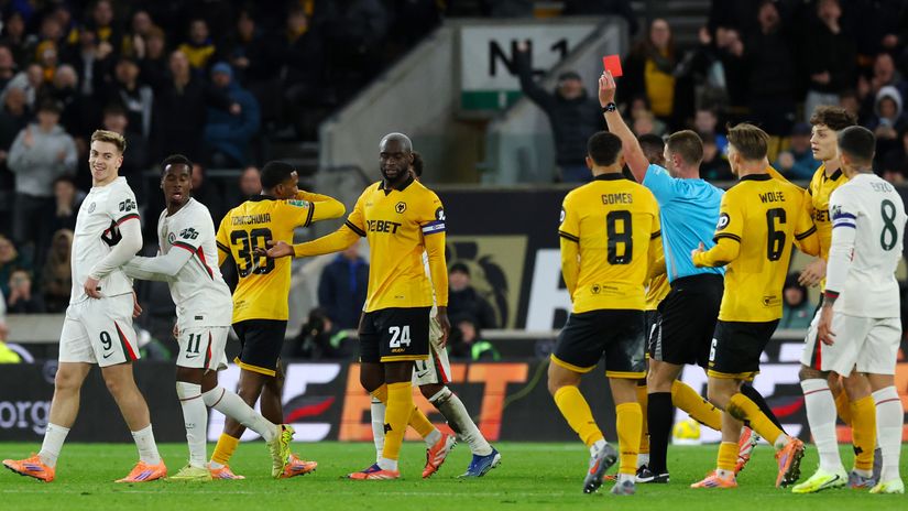 The newest red card for Chelsea - this time Liam Delap (©Getty Images)