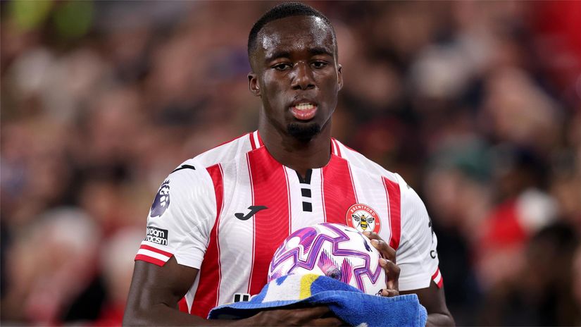 Kayode of Brentford subtly wasting time before a throw-in (© Alex Pantling/Getty Images)