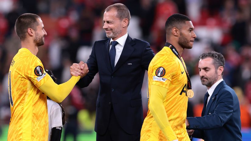 Alfie Whiteman collecting hiw Europa League reward (©Gallo Images) 