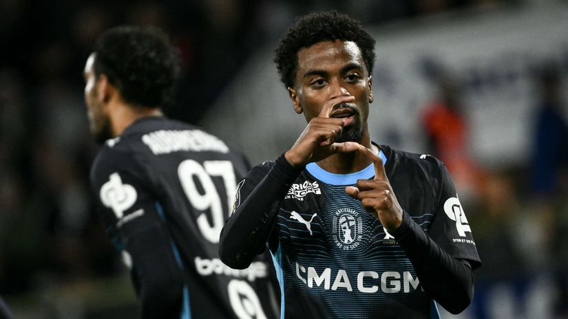 Angel Gomes celebrates his winner (©AFP)