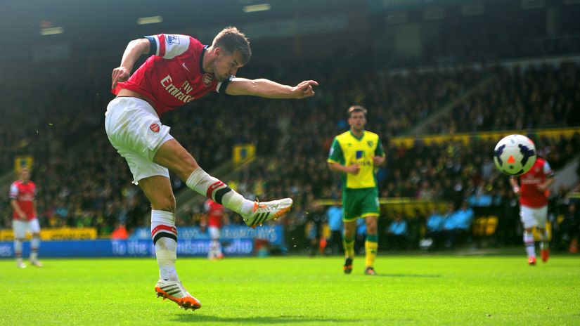 Aaron Ramsey in Arsenal jersey (©Getty Images)