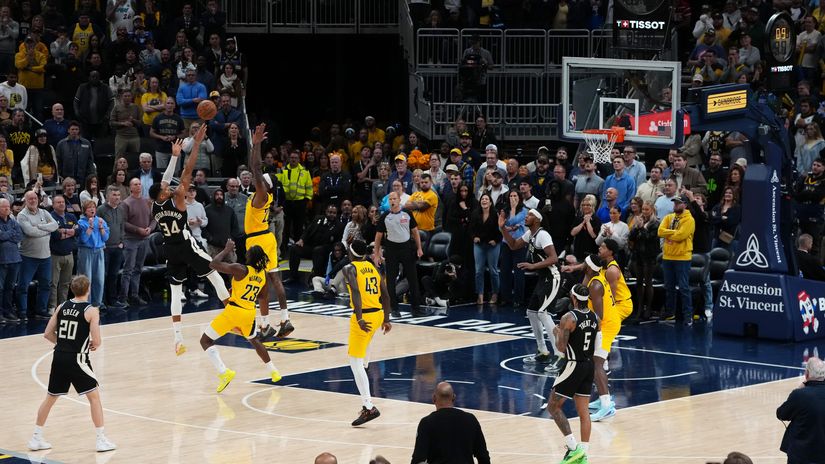 Giannis' buzzer beater (©Getty Images)