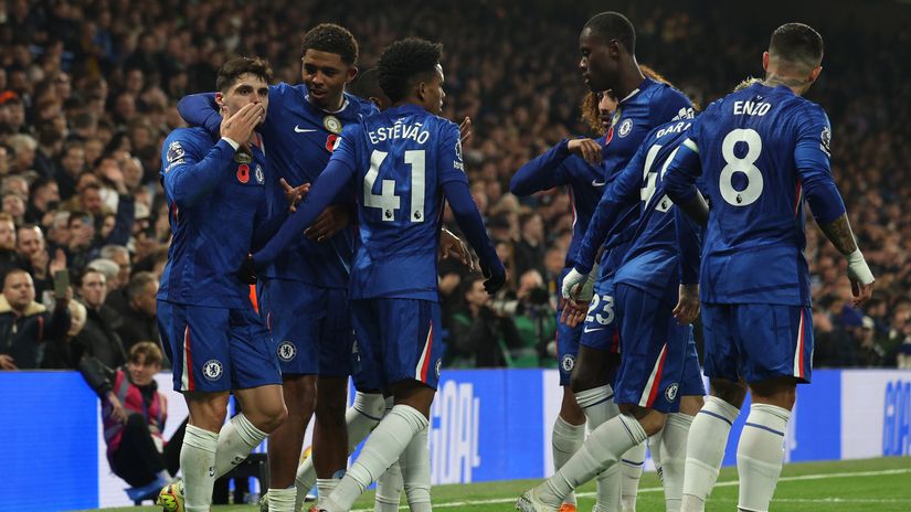 Chelsea players celebrating the goal (©Getty Images)