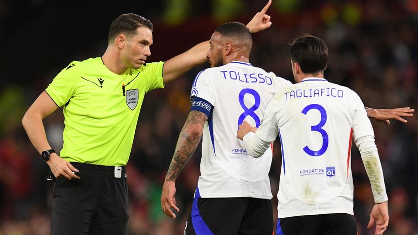 OL players arguing with a referee (©AFP)