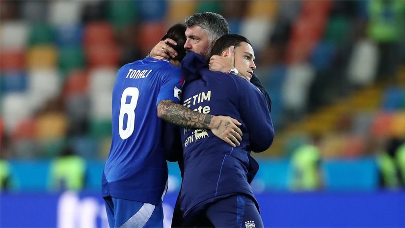 Gennaro Gattuso with his players (©Marco Luzzani/Getty Images)