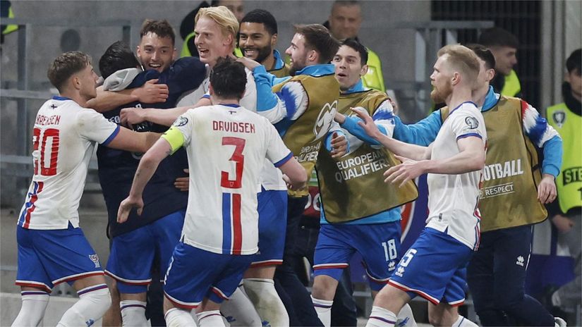 Faroe Islands' Gunnar Vatnhamar celebrates with teammates after scoring a goal (©REUTERS/David W Cerny)