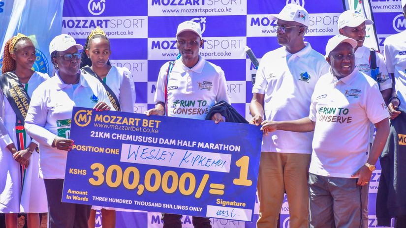 CS Hannah Wendot hands Kipkemoi his dummy cheque © Aluda Cyprian 