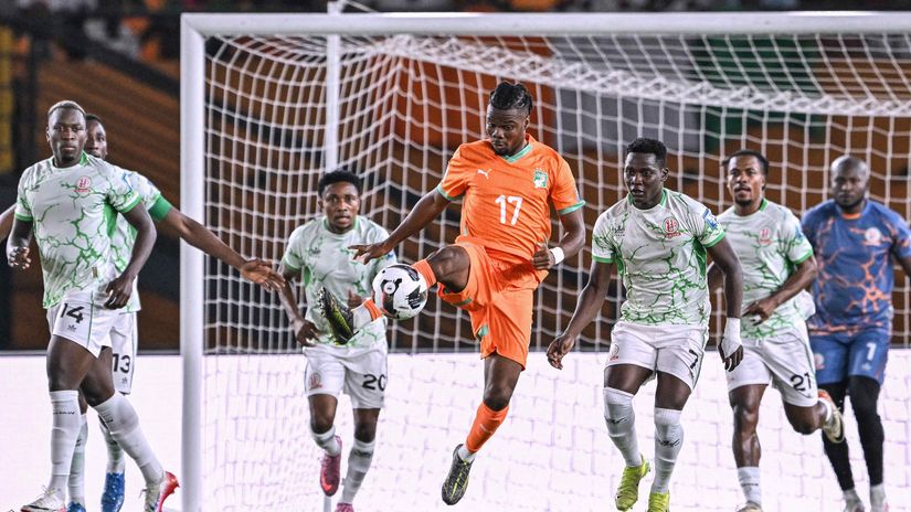 Burundi players surrounding Ivory Coast's Luck Zogbe during the World Cup qualifier played in September (©AFP)