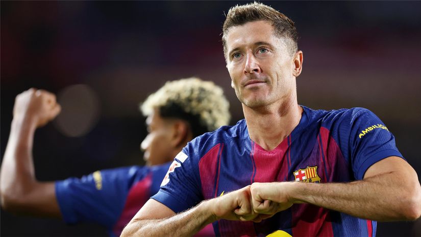 Lewa celebrates after scoring with Yamal (©)