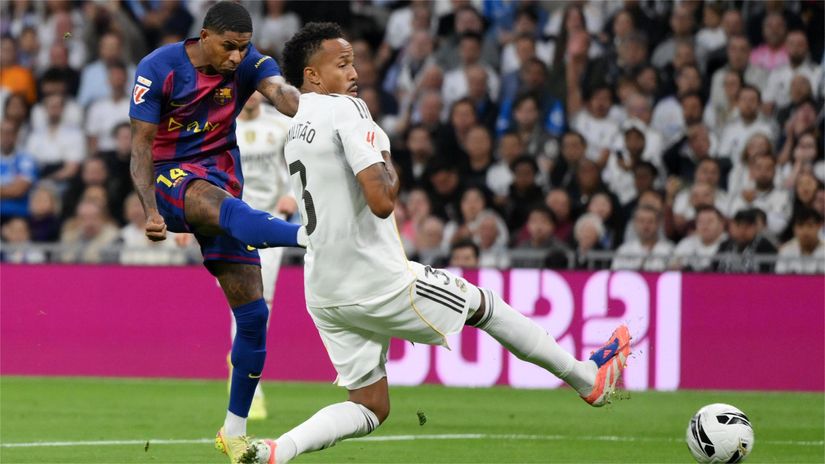 Militao trying to stop Rashford during El Clasico (©David Ramos/Getty Images)