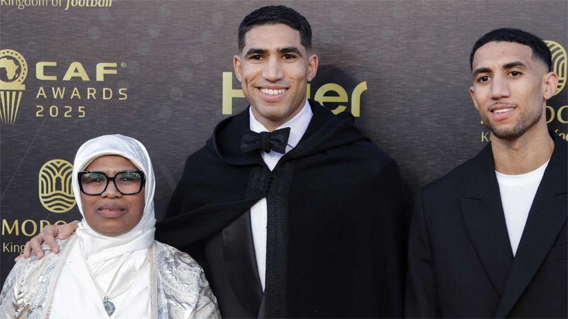 Hakimi with his mother and brother at the CAF Awards ceremony (©AFP)