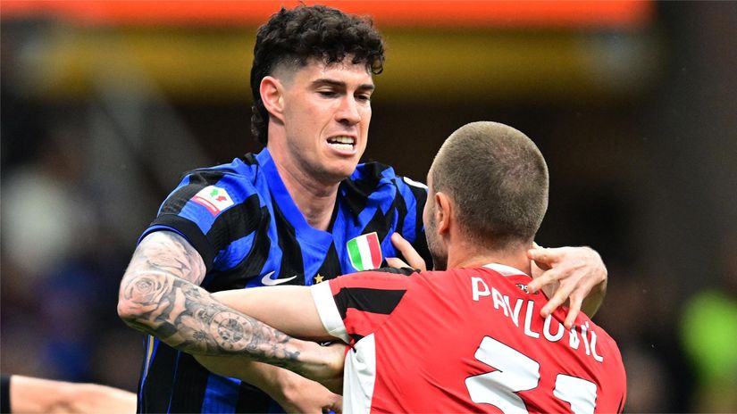 Inter Milan's Alessandro Bastoni clashes with AC Milan's Strahinja Pavlovic (©REUTERS/Daniele Mascolo)