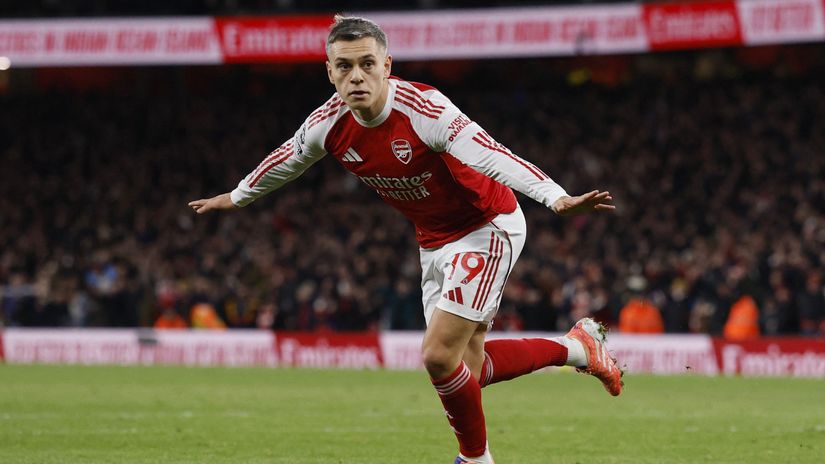 Leandro Trossard celebrates his opener against Tottenham (©Reuters/Andrew Couldridge/Gallo Images)