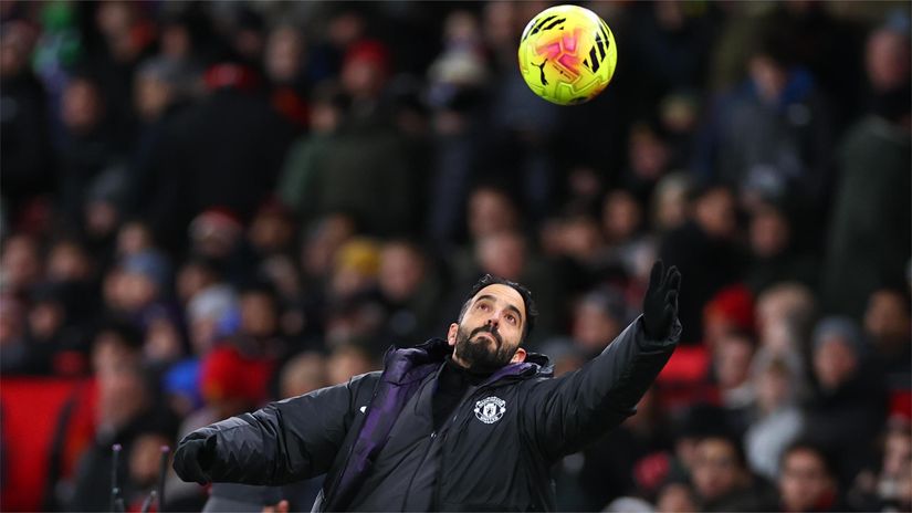 Ball is out of Amorim's reach... (©Robbie Jay Barratt - AMA/Getty Images)