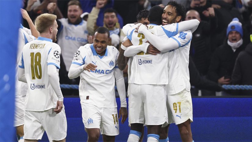 Auba celebrates with his teammates after topping Newcastle (©Catherine Steenkeste/Getty Images)