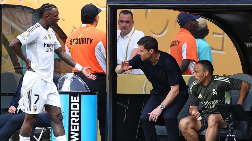 Vinicius Junior and Xabi Alonso (©Robbie Jay Barratt - AMA/Getty Images)