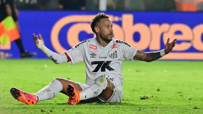 Neymar Jr on the ground (©AFP)