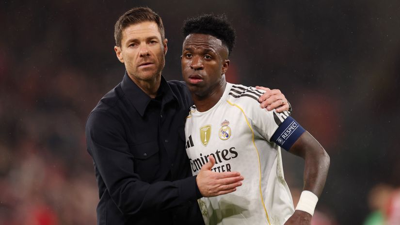 Xabi Alonso and Vinicius (©Gallo Images)