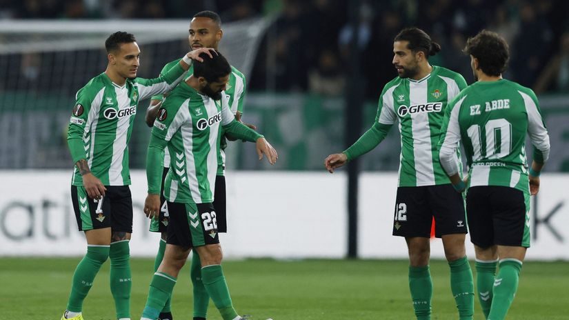 Isco (#22) walks off the pitch surrounded by his teammates after sustaining the injury (©Reuters/Marcelo Del Pozo/Gallo Images)