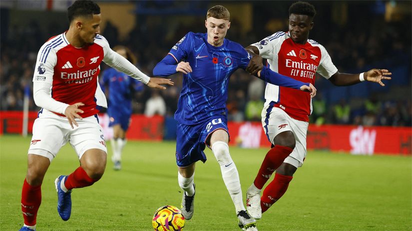 Cole Palmer with the ball between Saliba and Saka of Arsenal (©Action Images via Reuters/Peter Cziborra)