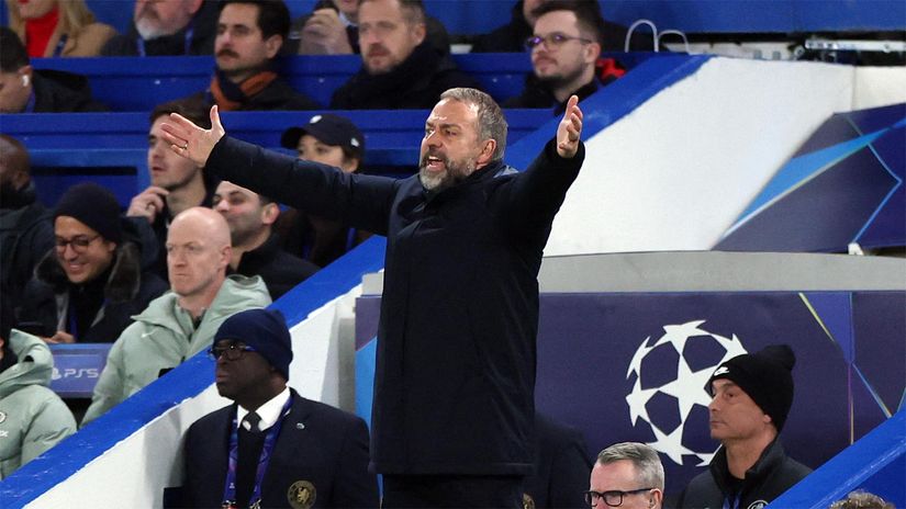 Hansi Flick reacts in disbelief at Stamford Bridge (©REUTERS/Hannah Mckay)