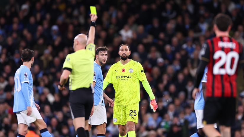 Referee Anthony Taylor books Donnarumma against in Man City's match against Bournemouth (©Robbie Jay Barratt - AMA/Getty Images/Gallo Images)