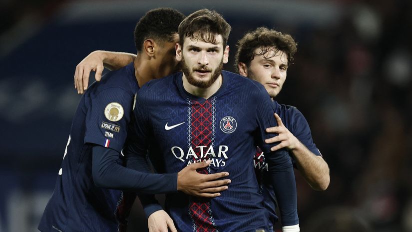 Kvaratskhelia celebrating the goal with Mayulu and Neves (©Gallo Images)