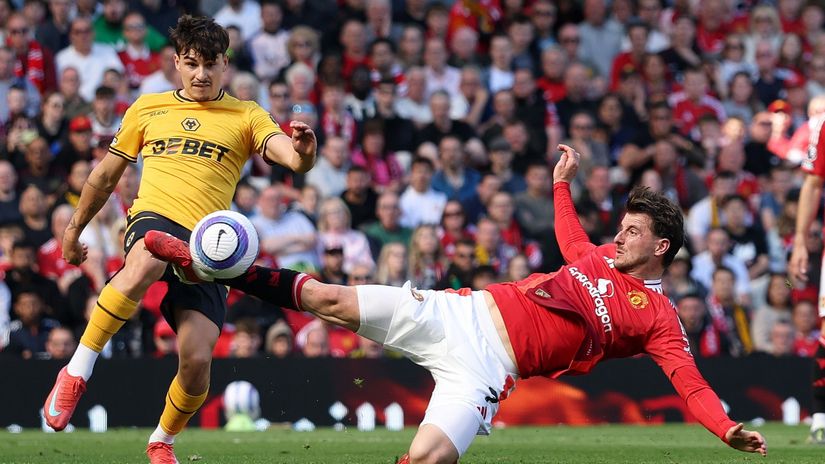 Rodrigo Gomes of Wolverhampton and United's Mason Mount in action in the previous duel of the two teams last April (©Carl Recine/Getty Images)