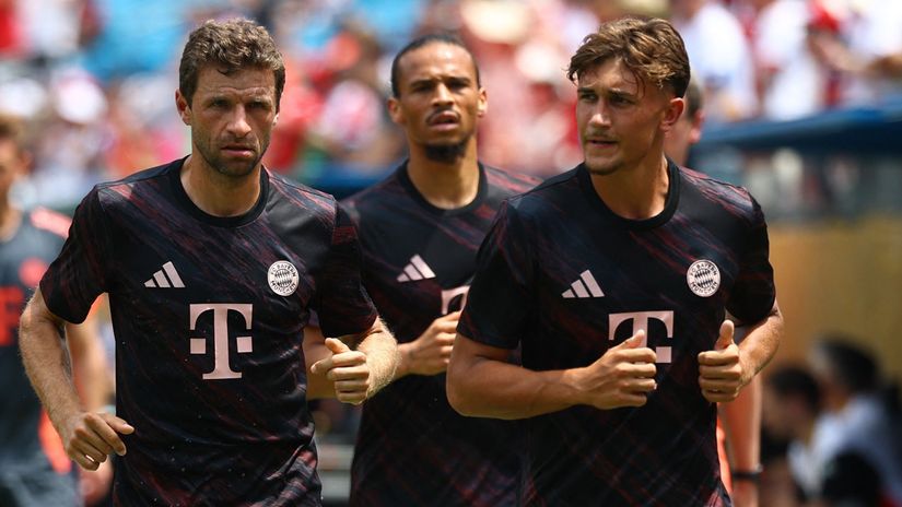 Thomas Muller, Tom Bischof, and Leroy Sane (in the background) (©Reuters/Kai Pfaffenbach/Gallo Images)