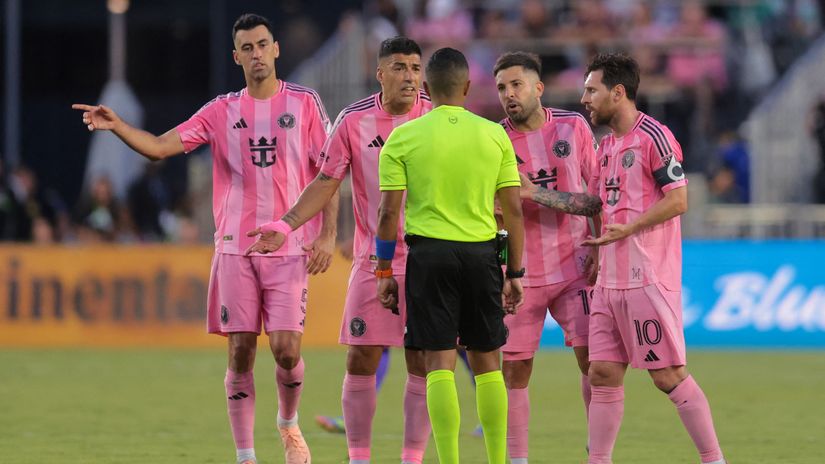 Messi's squad in conversation with referee (©Gallo Images)