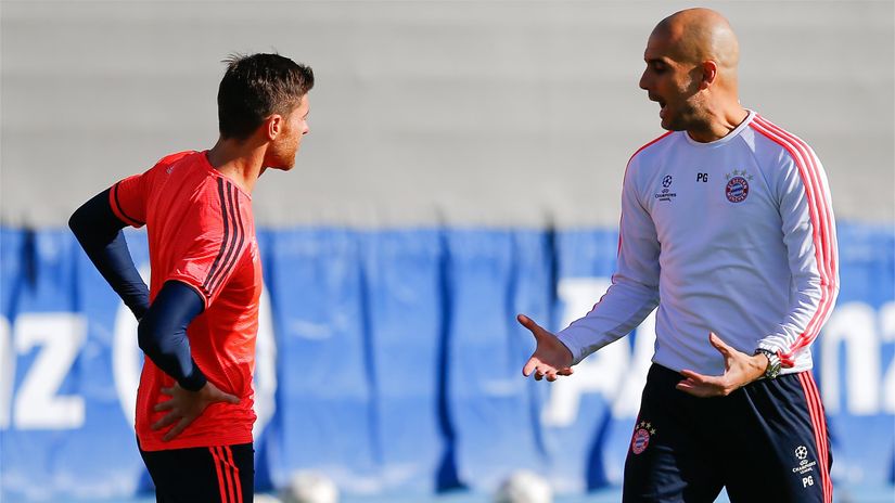 Xabi Alonso and Pep Guardiola during their Bayern Munich days, ten years ago (©REUTERS/Michael Dalder)