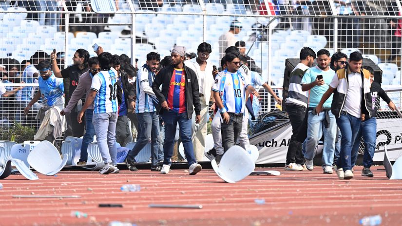 Chaos inside the stadium after Messi's arrival (©Ayush Kumar/Getty Images/Gallo Images)
