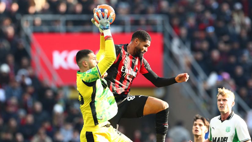 Sassuolo keeper Arijanet Muric and Ruben Loftus-Cheek of AC Milan in a duel (©Marco Luzzani/Getty Images)