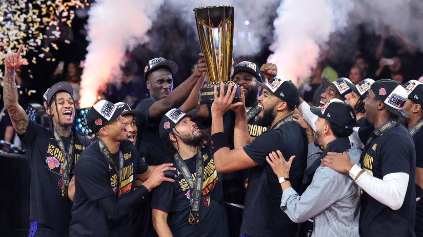Knicks' players with the trophy (©AFP)