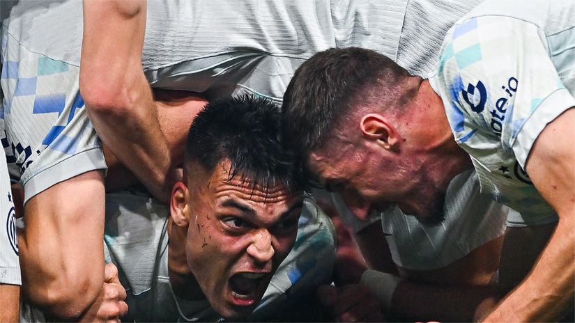 Lautaro celebrates ecstatically with his teammates (©Simone Arveda/Getty Images)