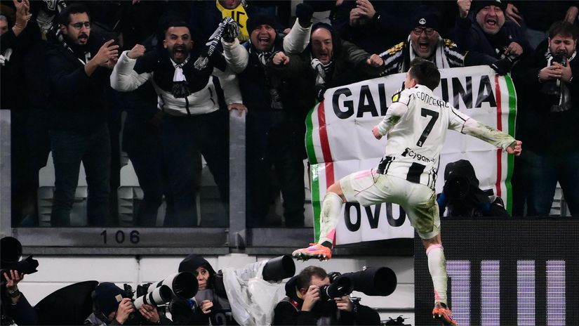 Conceicao celebrated it ecstatically with Juve's fans (©AFP)