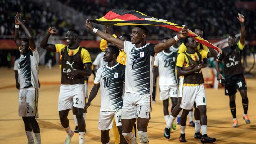 Uganda Cranes greeting their fans (©AFP)