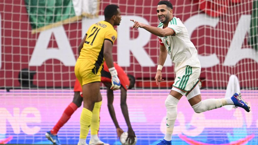 Mahrez celebrates after scoring from the spot (©AFP)