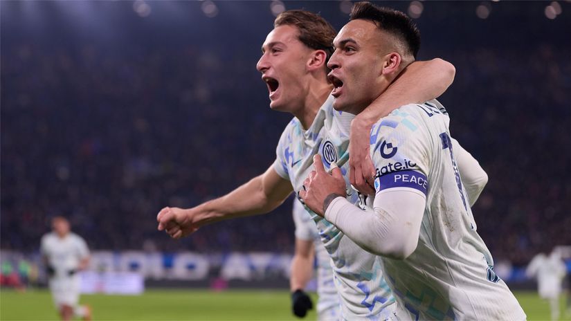 Lautaro celebrates after scoring the winner with Pio Esposito (©Emmanuele Ciancaglini/Ciancaphoto Studio/Getty Images)