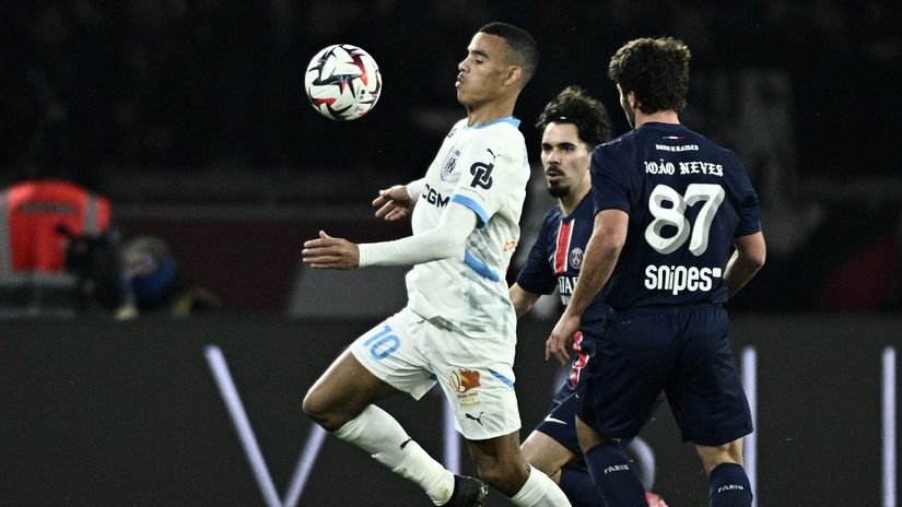 Greenwood surrounded by PSG players - just like in L'Equipe's "Team of the Year" (©AFP)