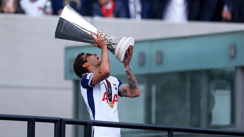 Brennan Johnson with the UEFA Europa League trophy (©Harry Murphy/Getty Images)