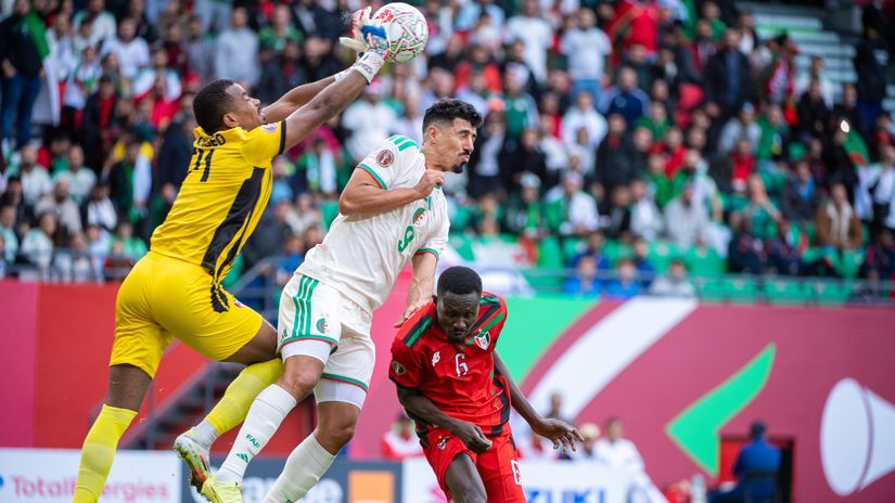 Monged Elneel (goalkeeper) and Mustafa Karshom (#6) of Sudan in action against Baghdad Bounedjah (#9) of Algeria (©Mahugnon Leopold Soglo/Gallo Images)