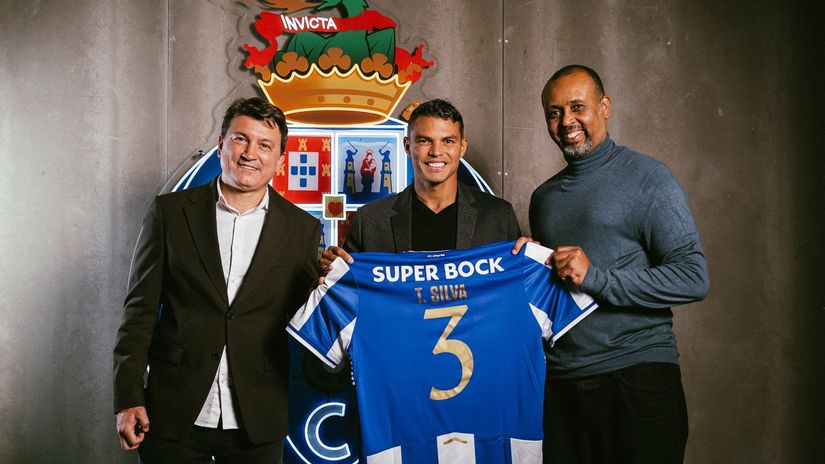 Thiago Silva with Porto officials at his unveiling (©x.com/FCPorto)