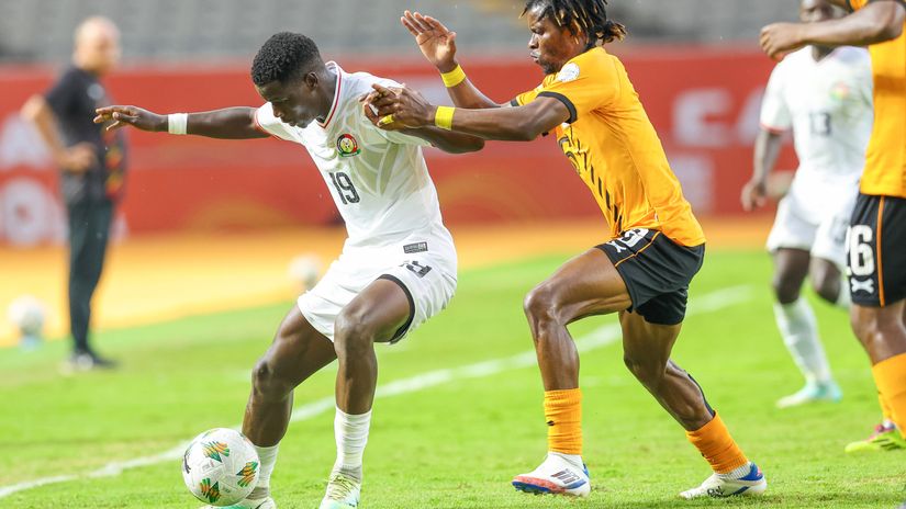 David Sakwa Nyongesa (L) and John Chishimba of Zambia during their 2024 African Nations Championship (CHAN) match at Kasarani Stadium on August 17, 2025. © Mozzart Sport