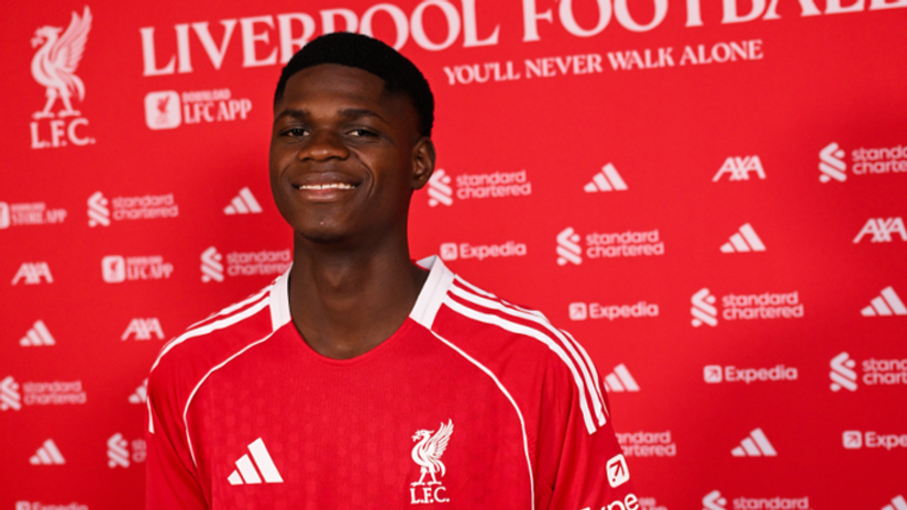Mor Talla Ndiaye during his unveiling at Anfield (©x.com/LFC)