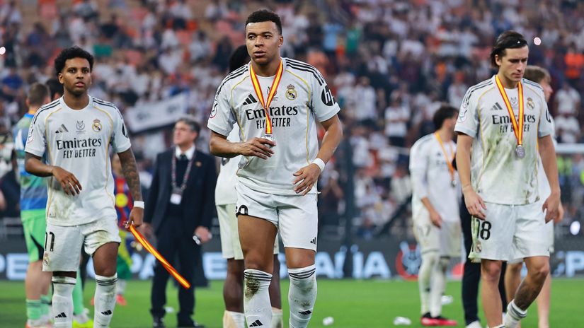 Mbappe with teammates (©Gallo Images)