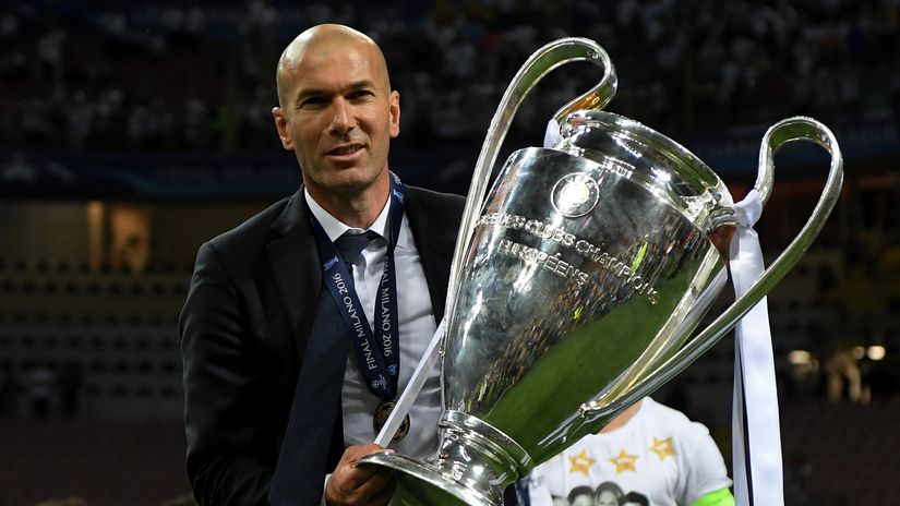 Zizou with UCL trophy during period in Real Madrid (©Getty Images)