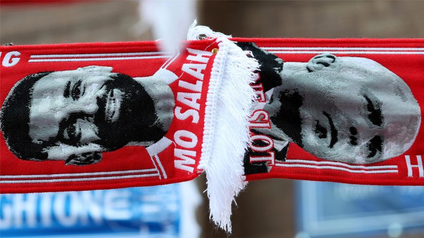 The scarf with the faces of Salah and Slot (©Michael Regan/Getty Images)
