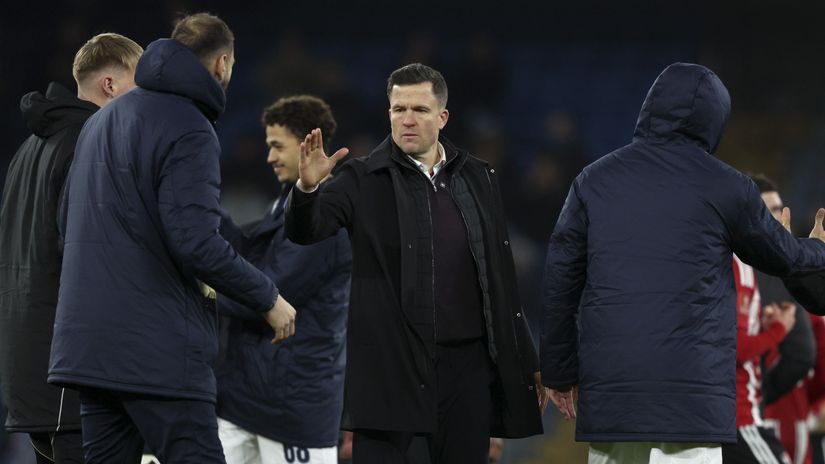 Caldwell greeting Man City players after the FA Cup clash (©Neal Simpson/Sportsphoto/Allstar via Getty Images/Gallo Images)