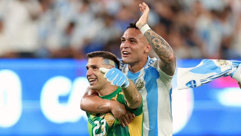 Emiliano & Lautaro Martinez with the Argentina national team (©AFP)